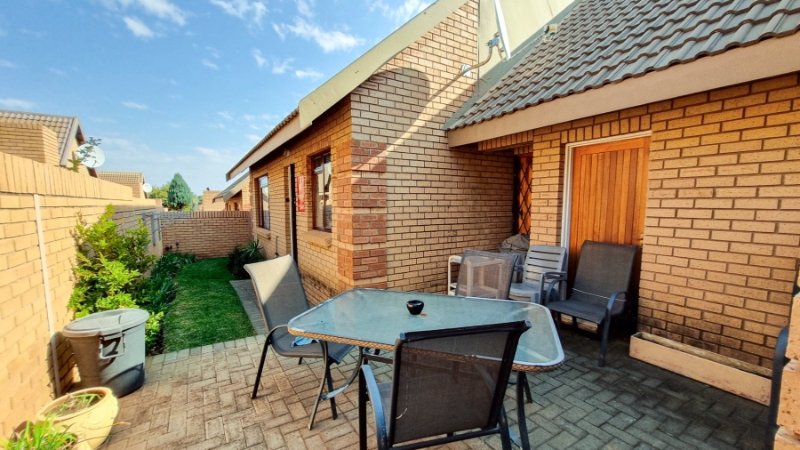 2 Bedroom Property for Sale in Langenhovenpark Free State